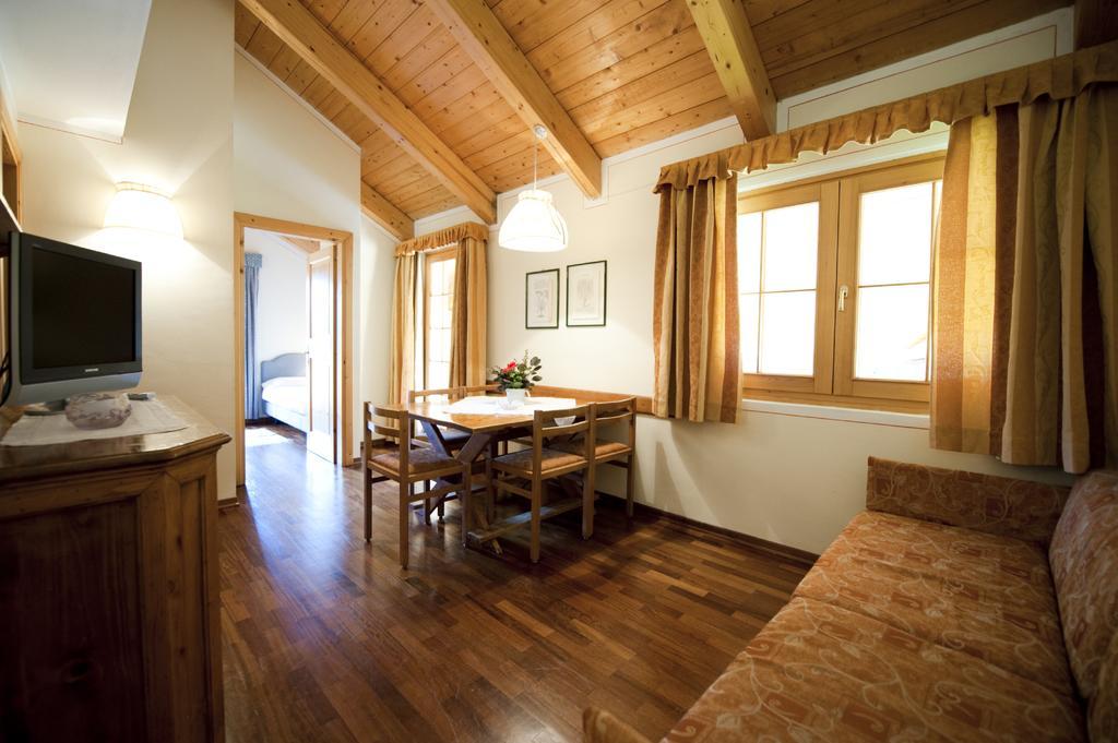 Holidays Dolomiti Apartment Resort Carisolo Oda fotoğraf