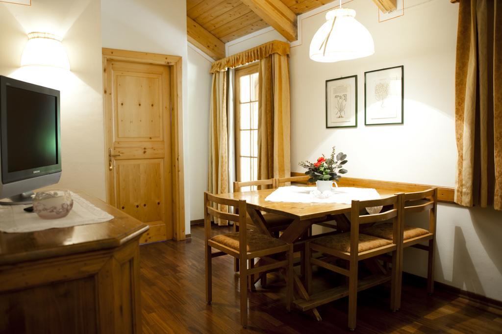 Holidays Dolomiti Apartment Resort Carisolo Oda fotoğraf