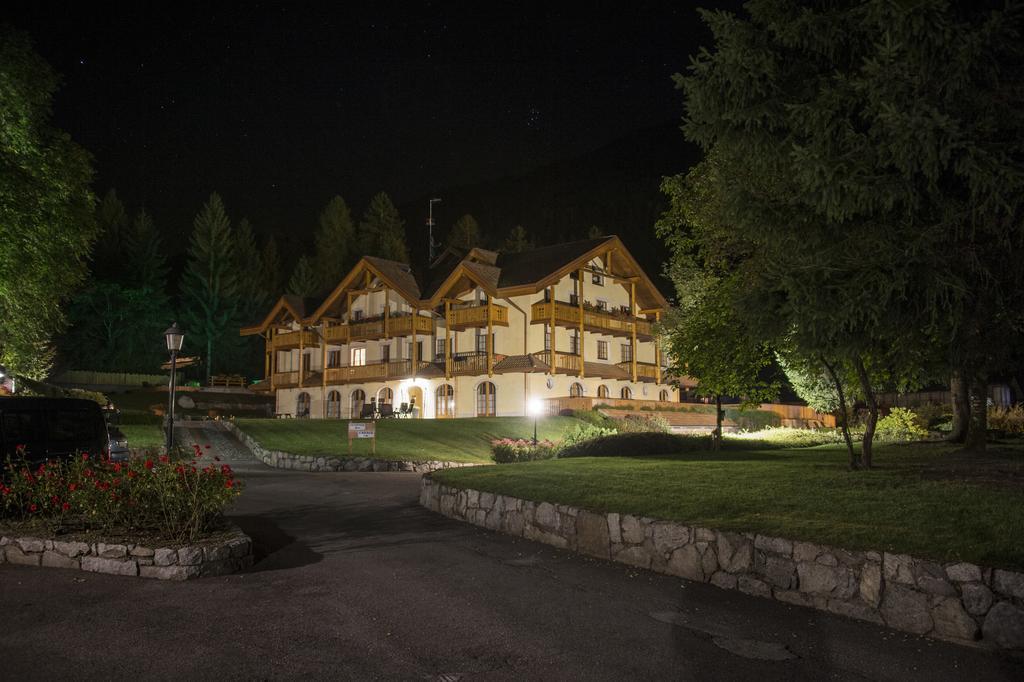 Holidays Dolomiti Apartment Resort Carisolo Dış mekan fotoğraf
